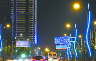 看到這個(gè)標(biāo)題你是不是覺(jué)得雷爾沃今天怎么改變?cè)掝}了？當(dāng)你看完了這篇文章你就不會(huì)這么認(rèn)為了，這可是跟我們生活息息相關(guān)的一件事呢！那下面就跟隨雷爾沃電器公司小編一起了解下“智慧路燈是如何帶動(dòng)經(jīng)濟(jì)高質(zhì)量發(fā)展的”吧！